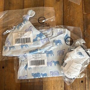 Gift Set Janie and Jack Baby Blue Animal Print Bodysuit, socks and Hat Set